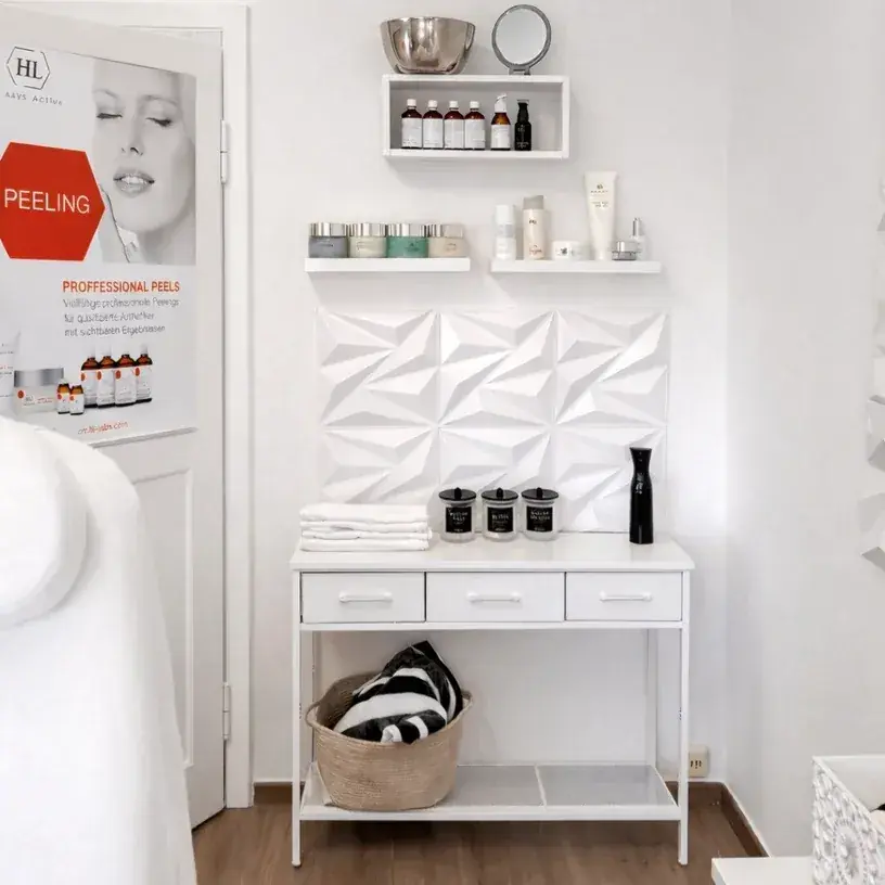 Regal mit professionellen HL-Peelings im Kosmetikstudio in Hannover-Kleefeld