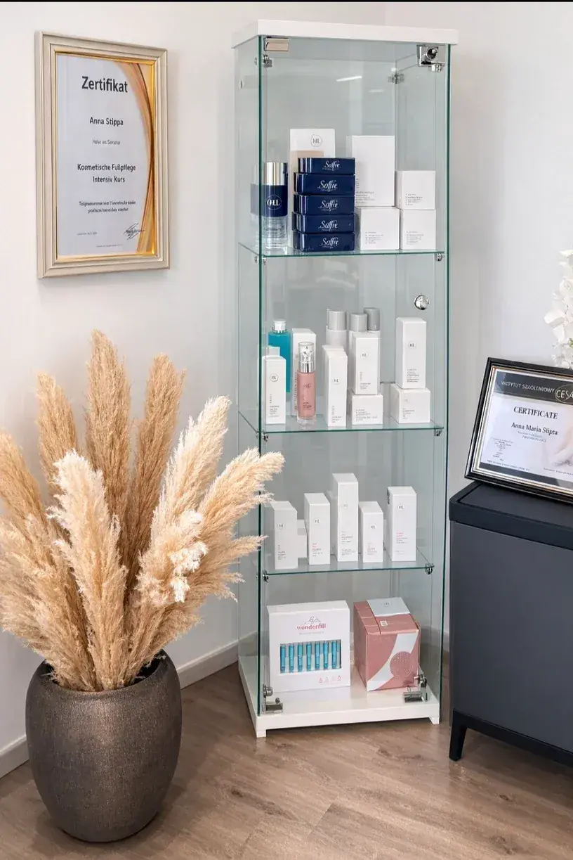 Pflegeprodukte und Zertifikate im Studio für Wimpern und Augenbrauen in Hannover